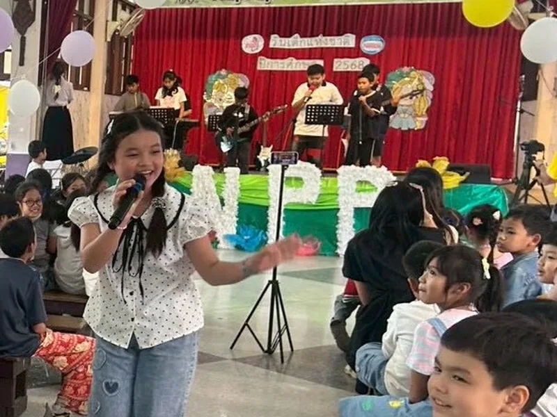 นักเรียนโรงเรียนนิลประพันธ์แสดงความสามารถทางดนตรีในวันเด็กแห่งชาติ
