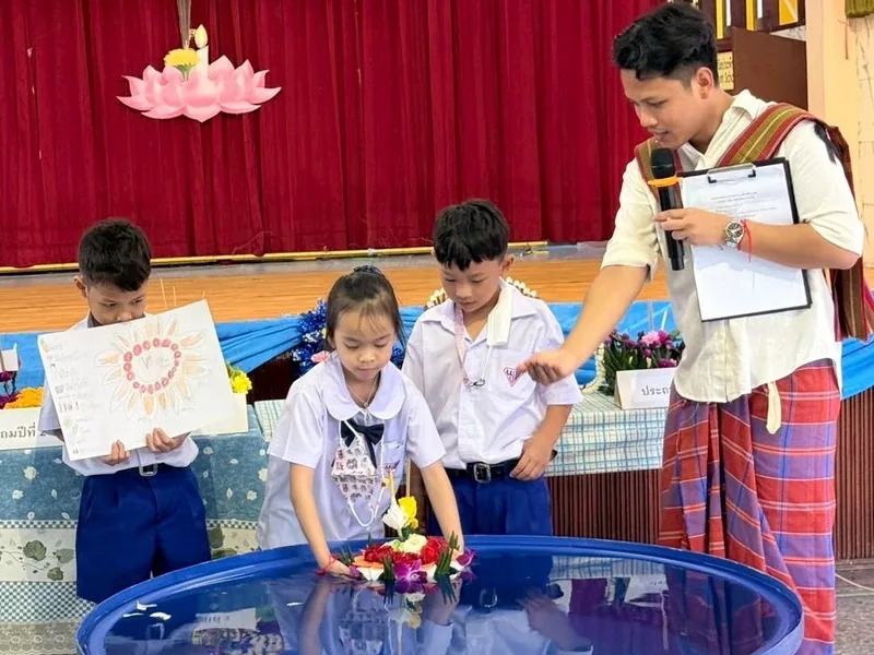 นักเรียนโรงเรียนนิลประพันธ์ทำกระทงและเรียนรู้วิทยาศาสตร์ในวันลอยกระทง