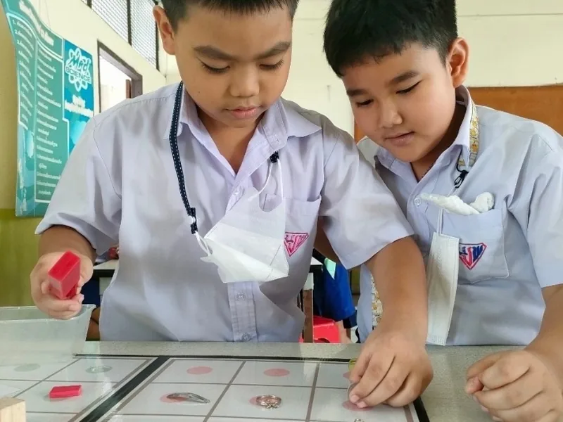 นักเรียนประถมเล่นเกมจำแนกวัตถุ ฝึกทักษะการจำแนกประเภท