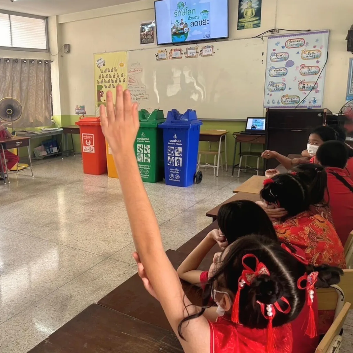 นักเรียนโรงเรียนนิลประพันธ์ยกมือตอบคำถามระหว่างกิจกรรม Inquiry-Based Learning เรื่องขยะและฝุ่น PM2.5