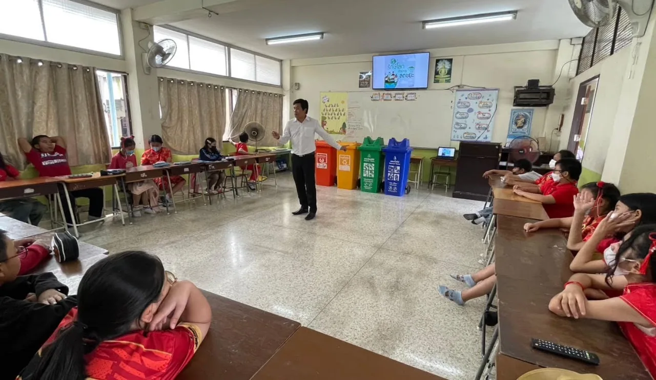 ครูโรงเรียนนิลประพันธ์สอนนักเรียนแยกขยะ 4 ประเภทเพื่อเชื่อมโยงกับปัญหาฝุ่น PM2.5