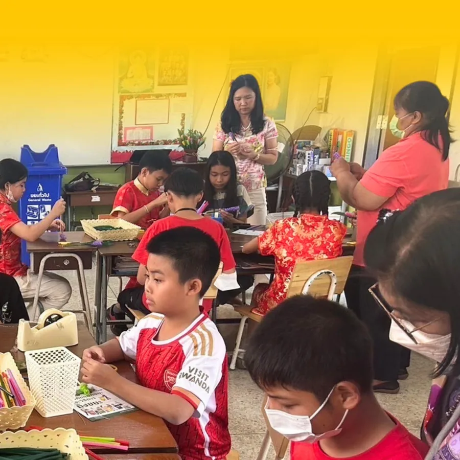 นักเรียนโรงเรียนนิลประพันธ์ลงมือทำกิจกรรม Problem Based Learning ประดิษฐ์ดอกไม้จากหลอดพลาสติกร่วมกัน
