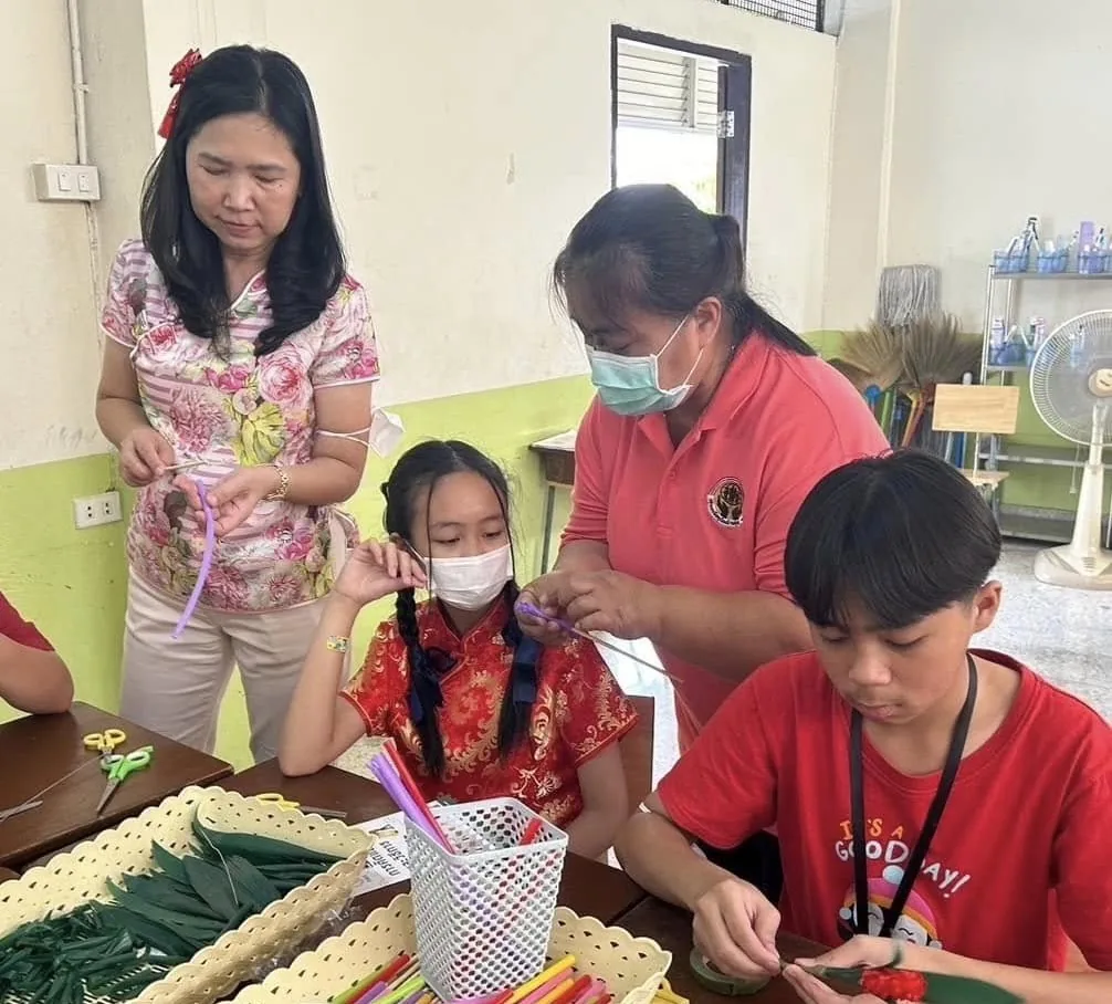 ครูโรงเรียนนิลประพันธ์สอนนักเรียนประดิษฐ์ดอกไม้จากหลอดพลาสติกใช้แล้ว กิจกรรม Problem Based Learning ลดขยะในโรงเรียน